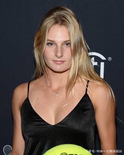 而且表现出 而且表现出